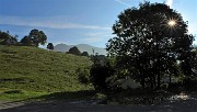 07 Dal parcheggio di Capo Foppa, punto di partenza, spunta il Monte Venturosa